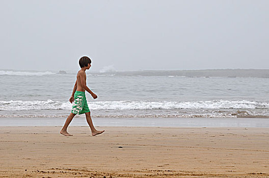 男孩,走,海滩,拉巴特,摩洛哥