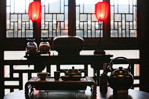 窗户,窗格,窗,茶具,茶壶,铁壶,茶文化,茶碗,古韵,茶道,特写,茶桌,茶馆,茶吧,复古,小物件,老房子,木结构