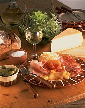 构图,拉克莱特奶酪,熟肉,土豆,精制干酪,沙拉,葡萄酒,面包