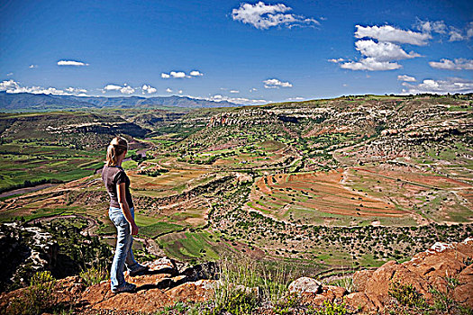 莱索托,游客,站立,边缘,悬崖,看,上方,景色,城镇
