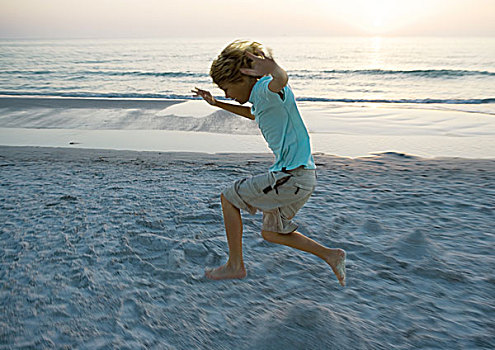 男孩,跳跃,海滩,侧面视角