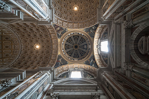 梵蒂冈圣彼得大教堂内部穹顶与石柱大理石雕刻
