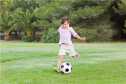 小男孩,踢,足球,公园