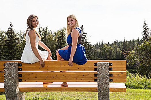 两个,女朋友,坐,公园长椅,服装,姿势,照相,埃德蒙顿,艾伯塔省,加拿大