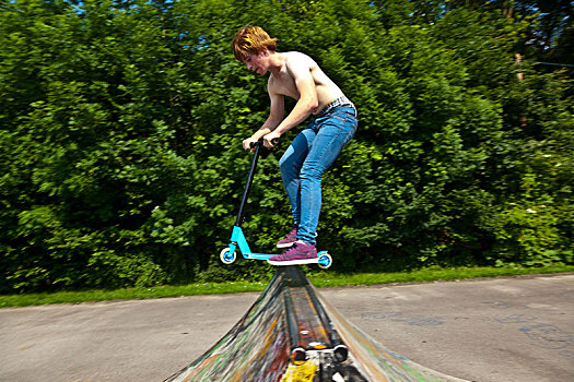 男孩,空中,滑板车