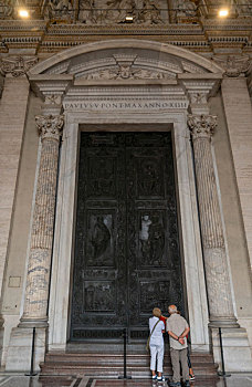 圣彼得大教堂青铜大门