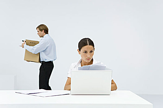 职业,女人,察看,文件,书桌,后面,笔记本电脑,同事,盒子,背景
