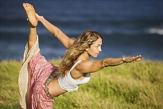 夏威夷,毛伊岛,女青年,瑜珈,草,山,靠近,海洋
