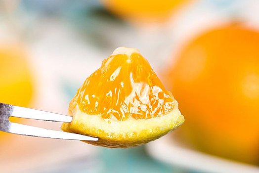 叉子叉着一块夏橙