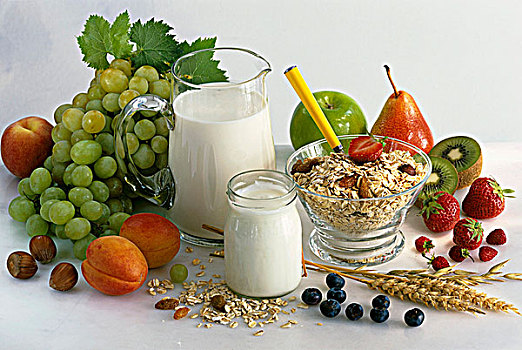 天然食物,牛奶什锦早餐,牛奶,酸奶,水果,坚果,粮食