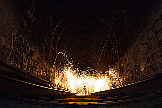列车,隧道,光影,仰视