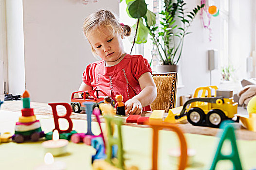 3岁,女孩,红裙,玩具,生日,桌子,德国
