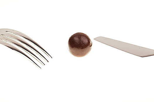 刀叉和一个圆形棕色巧克力豆