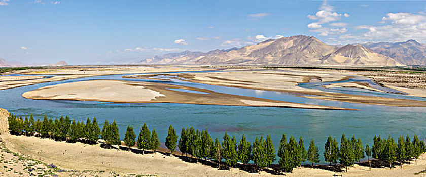 西藏日额则雅鲁藏布江河谷