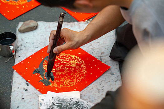 中国人过春节时都有人销售着自己手写的春联