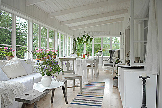 宽敞,阳台,舒适,长椅,乡村,边桌,靠近,就餐区,白色,木屋