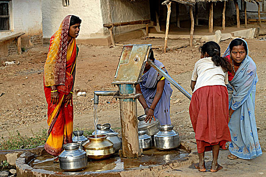 印度,女人,乡村,靠近,马哈拉施特拉邦,手,收集,水,家,一月,2007年