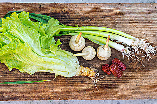 蔬菜摆放在木板上