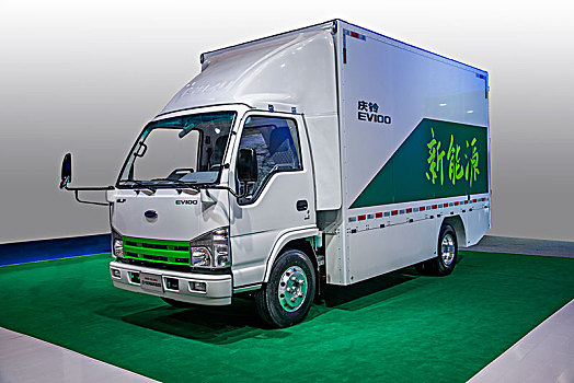 2018重庆汽车展展示的厢式大货车