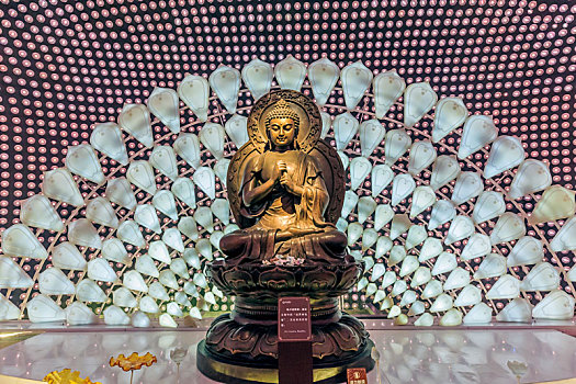 南京市大报恩寺遗址公园彩灯大厅内的佛造像