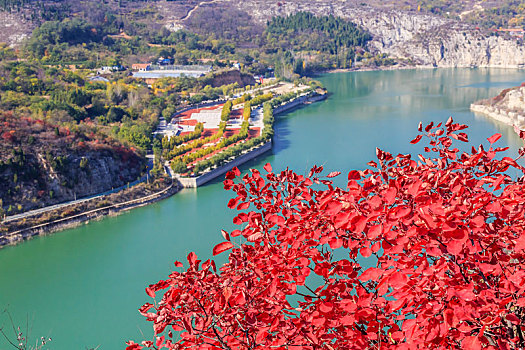 秋季群山环抱中的湖泊,山东青州灵泽湖