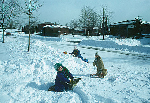 三个孩子,玩雪,靠近,住宅,街道