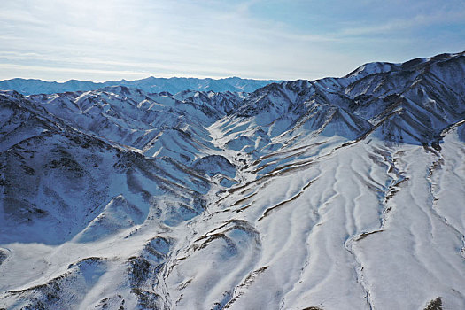 新疆博州,群山逶迤,雪海苍茫,航拍