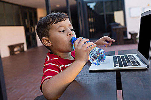 男孩,饮用水,使用笔记本,桌子,学校