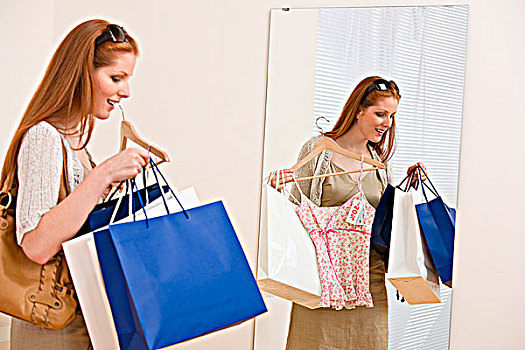 时尚,购物,高兴,女人,选择,销售,衣服,拿着,购物袋,镜子