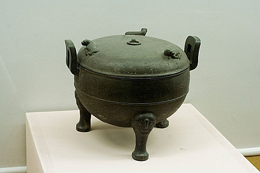 内蒙古博物馆陈列汉代三牺纽青铜鼎