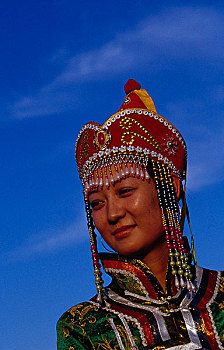 身穿蒙古族服装的女子