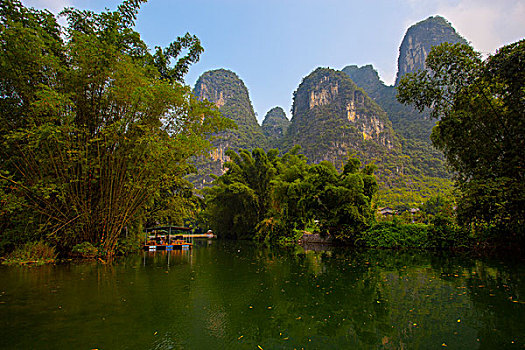 广西桂林阳朔遇龙河漂流美景