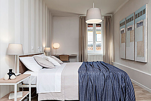 卧室,白色,灰色,条纹,壁纸,蓝色,毯子,双人床,书桌,多样,灯