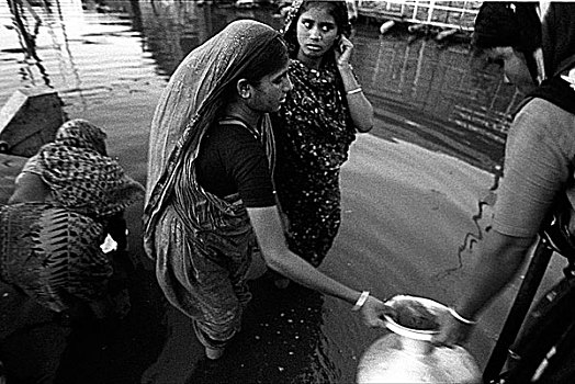 贫民窟,居民,收集,饮用水,淹没,许多人,无家可归,区域,卧,洪水,达卡,孟加拉,2004年