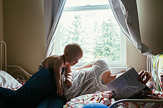 母亲,读,书本,婴儿,上方,床