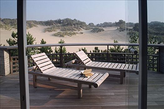 木质,折叠躺椅,平台,玻璃门,沙子,植被,背影