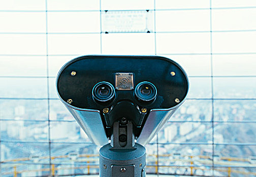 看双筒望远镜下的城市