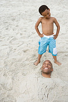 儿子,看,父亲,掩埋,沙子