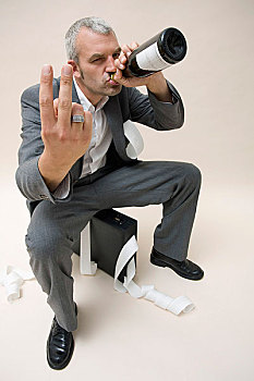 男人,女人,搂抱,办公室美女,制作,下流,手势年轻,女人,头像,展示,中指