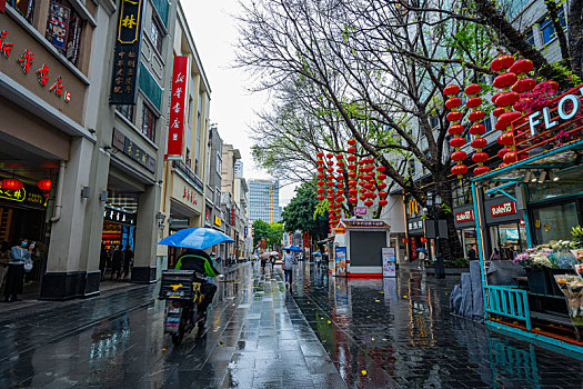 广州2023年春天三月春雨中的北京路步行街美景