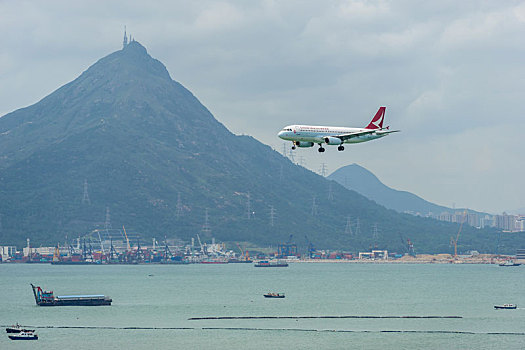 一架国泰港龙航空的客机正降落在香港国际机场