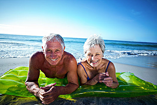 老年,夫妻,躺着,气垫,海滩