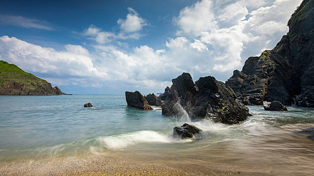 渔港边神秘的景点,碧海蓝天美丽海湾