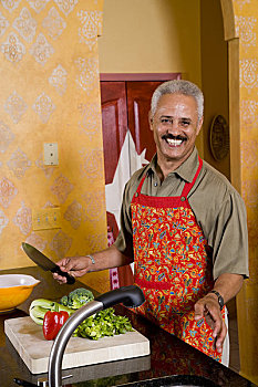 成熟,美国黑人,拿着,刀,上方,蔬菜,厨房
