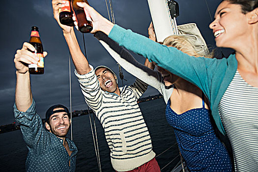 朋友,祝酒,啤酒瓶,帆船