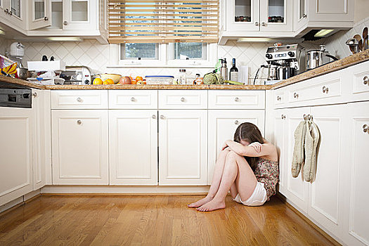 女青年,坐,厨房,地面,看,悲伤