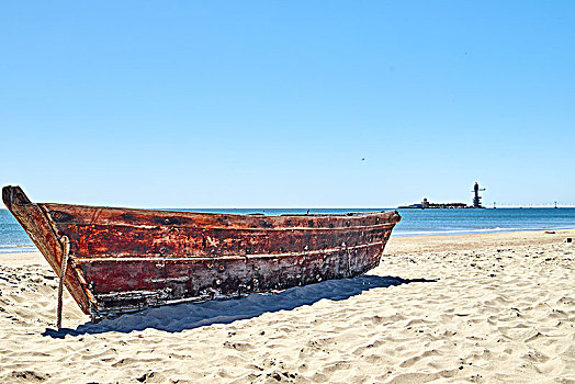 河北秦皇岛的海滩上停靠的小船