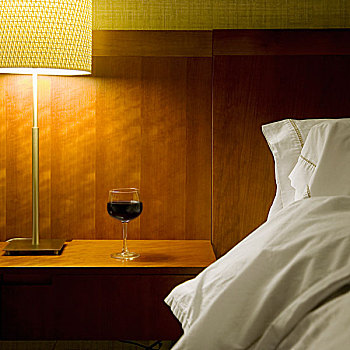红酒杯,床,桌子