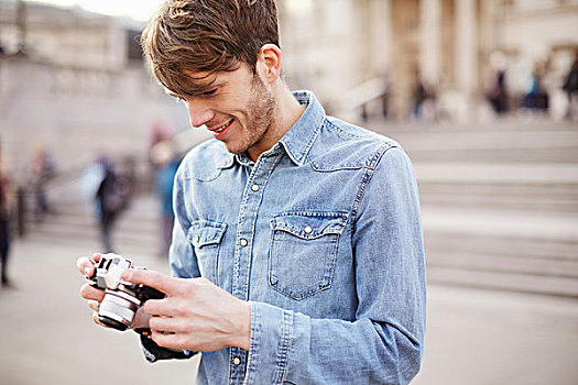 中年,男人,察看,相机,照片,特拉法尔加广场,喷泉,伦敦,英国