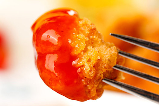 叉子上插着沾番茄酱的鸡米花